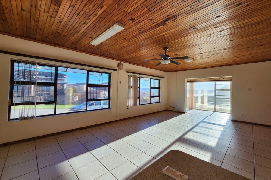 3 Bedroom Property for Sale in Wavecrest Eastern Cape